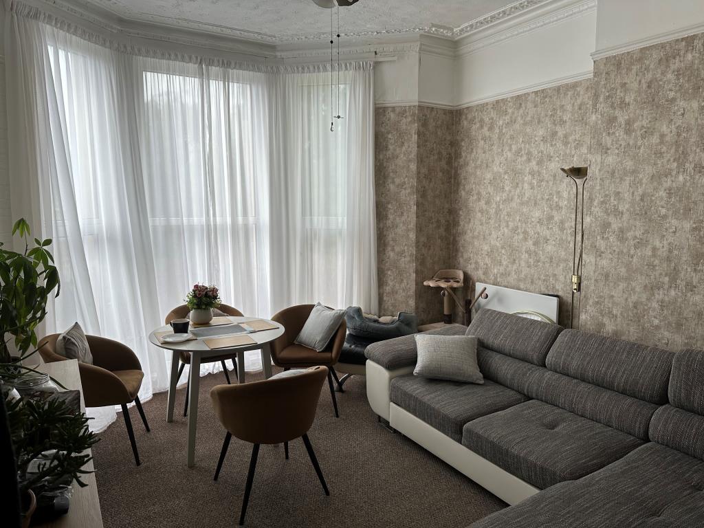 Lot: 130 - BLOCK OF FIVE FLATS FOR INVESTMENT - First Floor Flat Lounge